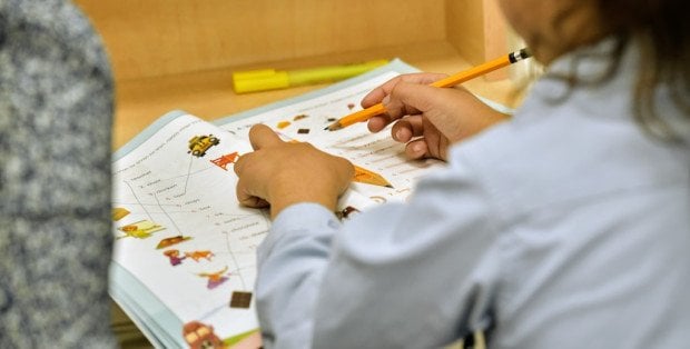 Jeszcze kilka lat temu korepetycje kojarzyły się głównie z trudnościami w nauce i były postrzegane jako ostateczność. Dziś z dodatkowych lekcji korzystają zarówno uczniowie chcący nadrobić zaległości, jak i ci, którzy chcą przygotować się do egzaminów, konkursów czy rozwijać dodakowo swoje zainteresowania.