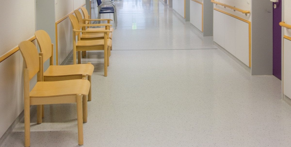 Lekarz z Płocka miał „całować małoletnią w szyję” i grozić jej matce