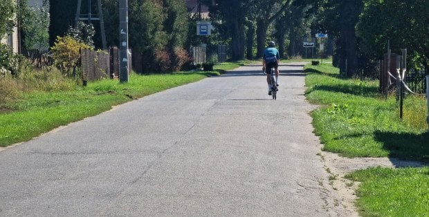 Pinezki na popularnych trasach rowerzystów. „Jadą środkiem, lewą stroną, jak chcą”