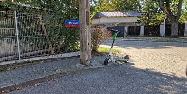 Utrapienie mieszkańców Wawra. Co z hulajnogami zaparkowanymi na chodnikach?