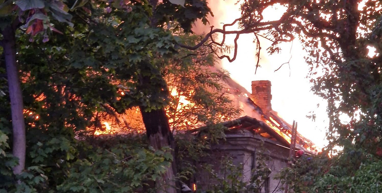 Pożar na ulicy Żwirki i Wigury. Płonie opuszczona willa