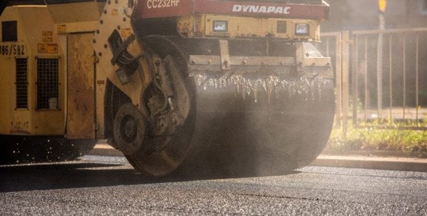 Tydzień utrudnień na Białołęce. Drogowcy asfaltują Mochtyńską