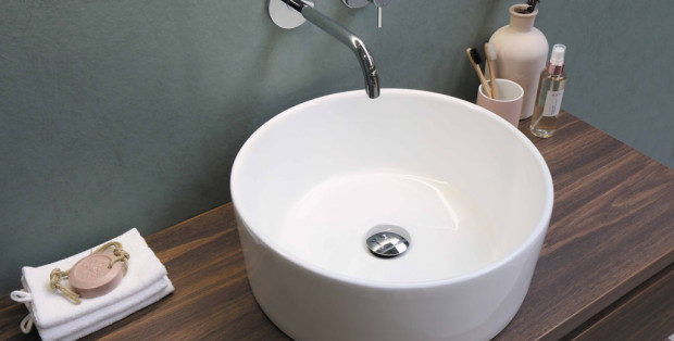 Urządzanie lub remont łazienki to wyzwanie, które wymaga uwzględnienia wielu aspektów – od funkcjonalności po estetykę. Jednym z najważniejszych elementów jest umywalka, która pełni zarówno praktyczną, jak i dekoracyjną rolę. Jak wybrać model idealny do konkretnej łazienki? Ten poradnik krok po kroku podpowiada, na co zwrócić uwagę przy zakupie umywalki, aby mieć pewność, iż będzie służyć przez lata.