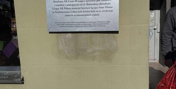 Zamiast miejsca pamięci rysunek. Kiedy tablica wróci na swojej miejsce?