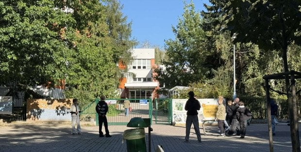 Zdemolowano m.in. automat z przekąskami. Nowe ustalenia ws. włamania do szkoły na Ursynowie