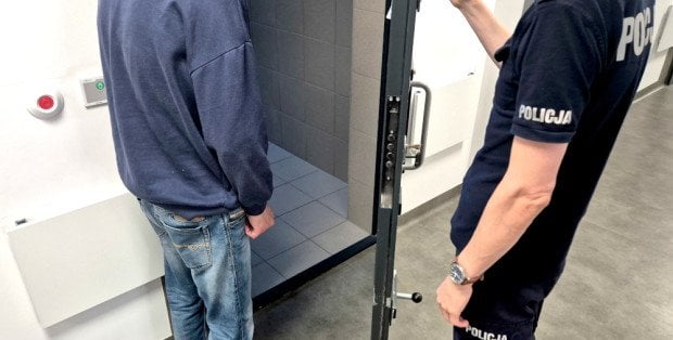 Uciekając, połamał sobie nogi. Włamanie w podwarszawskim Józefowie