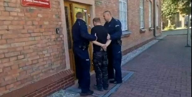 Pościg za pijanym kierowcą pod Nowym Dworem Maz. Potrącony policjant