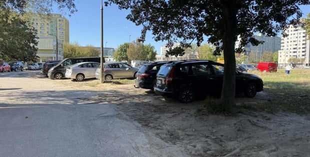 „Tu jest wielki bałagan”. Mieszkańcy Modzelewskiego mają dość dzikiego parkingu