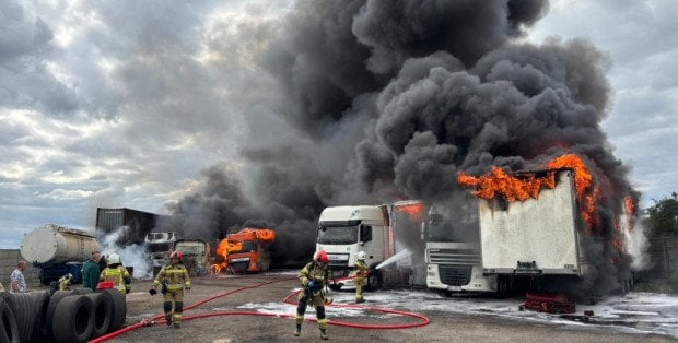 Pożar hali z ciężarówkami. Straty na ponad milion złotych