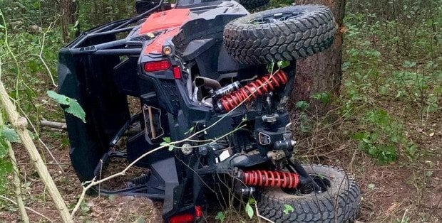 Wjechali prosto w drzewo. Trzech nastolatków w szpitalu, jeden w ciężkim stanie