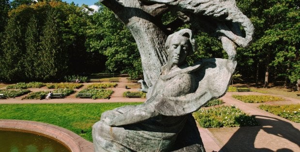 Pomnik Chopina przykryty płachtą. Muzeum: Odsłonimy go na Konkurs Chopinowski