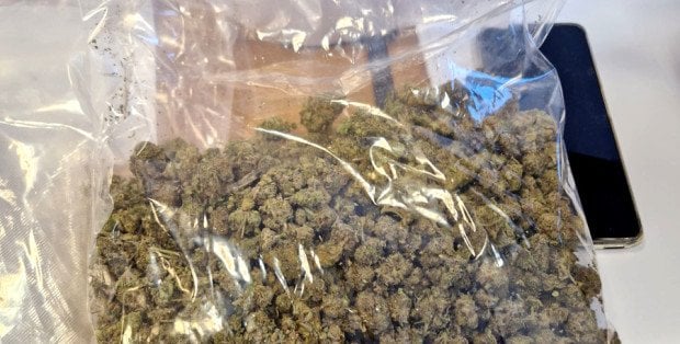 Ponad 200 porcji narkotyków w mieszkaniu 19-latka z Józefosławia