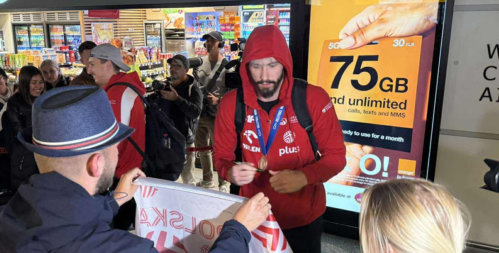 Polscy siatkarze już w kraju. Przywitał ich tłum kibiców [FILM]