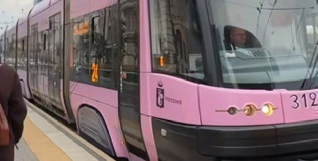 Specjalny tramwaj i pociąg metra z okazji Konkursu Chopinowskiego wyjechały na tory