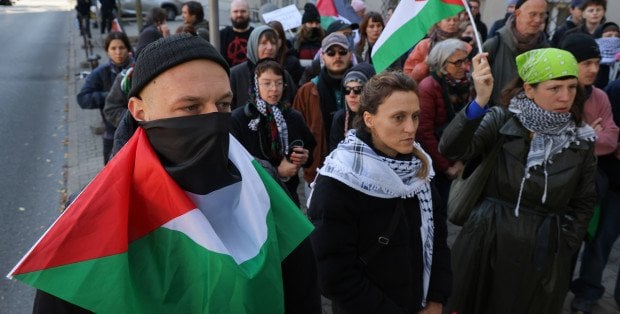 Protest przed ambasadą Izraela. Budynek oblany czerwoną substancją