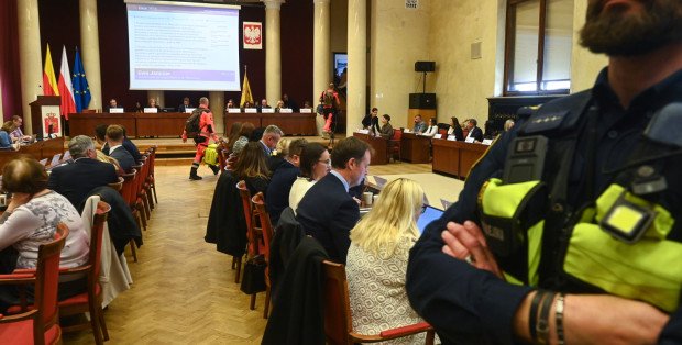 Nocna prohibicja jednak od 22:00? Trwa sesja Rady Warszawy