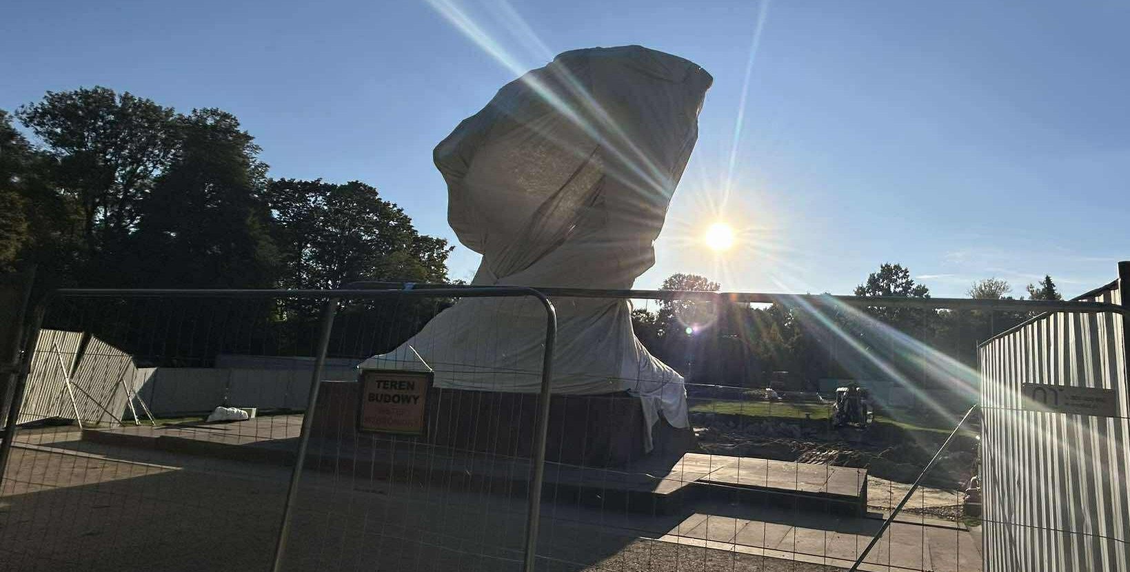 Dziś inauguracja Konkursu Chopinowskiego, a pomnik pianisty zasłonięty