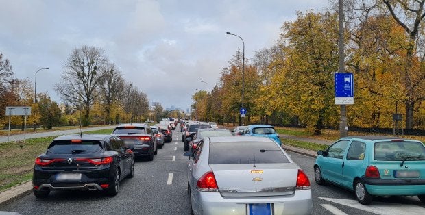 Czy stolica jest nieprzyjazna samochodom? „Odkorkujmy miasto”