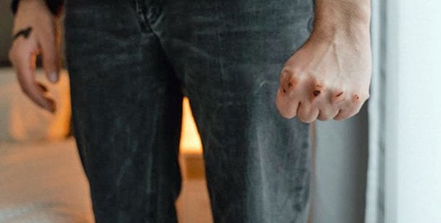 Zainstalował aplikację śledzącą żonę. Poszedł za nią na policję i trafił do aresztu