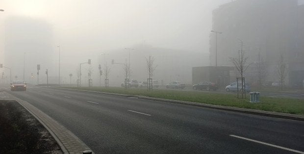 Gęsta mgła na Mazowszu dziś w nocy. Są ostrzeżenia pogodowe