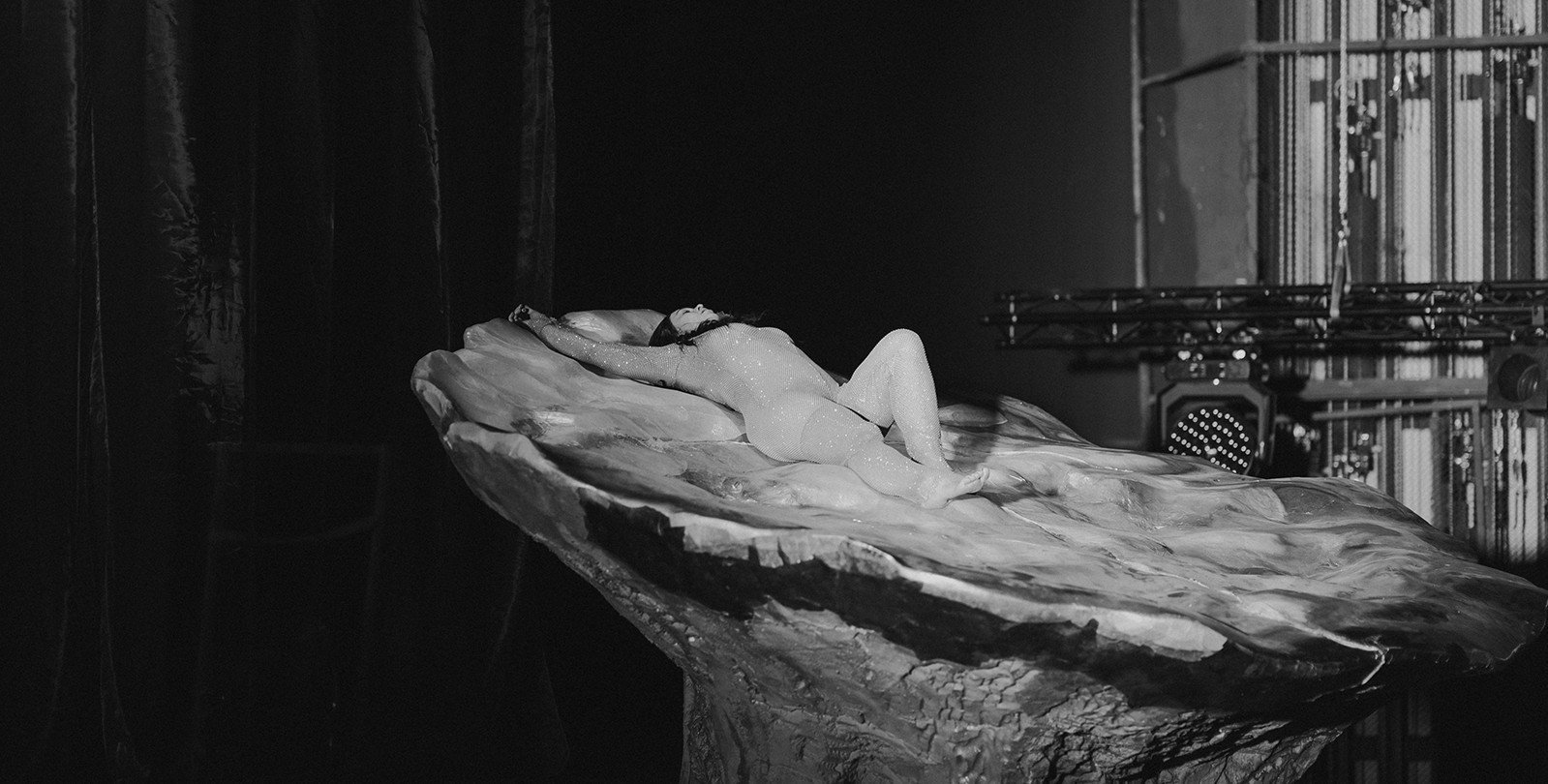 „Co z miłością, która miała ocalić świat?”. Premiera „Ery Wodnika” w Teatrze Dramatycznym