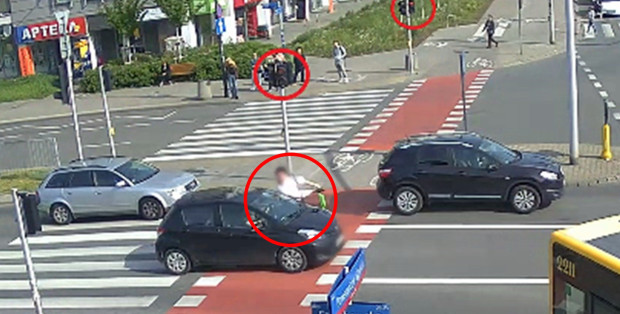 Wjechał na hulajnodze wprost pod samochód. Szokujące nagranie