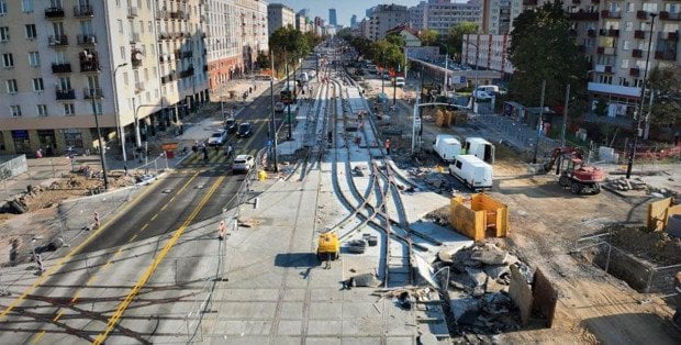 Szczątki na ul. Bitwy Warszawskiej 1920 roku. To plac budowy tramwaju do Dworca Zachodniego
