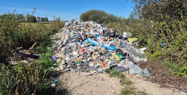 Tony odpadów budowlanych na drogach w Karczewie i Woli Duckiej. Zatrzymane dwie osoby