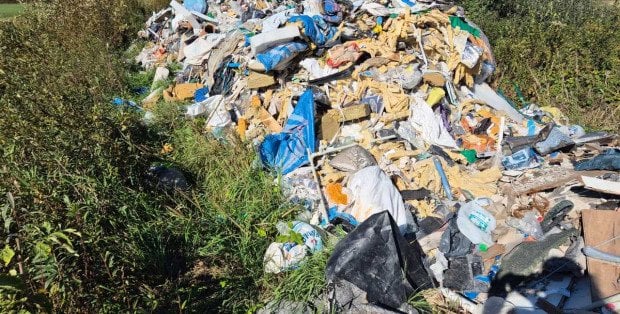 Tony śmieci zablokowały gminne drogi. Burmistrz chce od policji danych sprawców