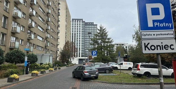 Samochody zalewają ich osiedle. Stworzyli własną strefę płatnego parkowania