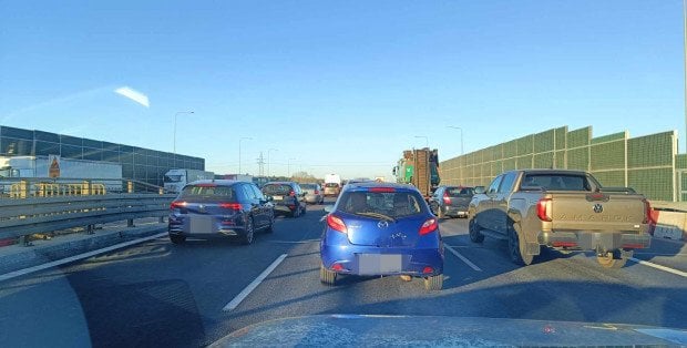 Karambol na S8 pod Warszawą. Zablokowany jeden pas i utrudnienia