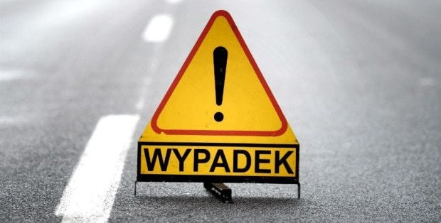 Autobus z dziećmi zderzył się z ciężarówką i uderzył w drzewo