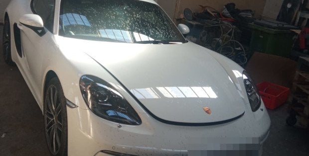 W dziupli koło Mławy znaleźli auto skradzione w Warszawie za 350 tys. zł