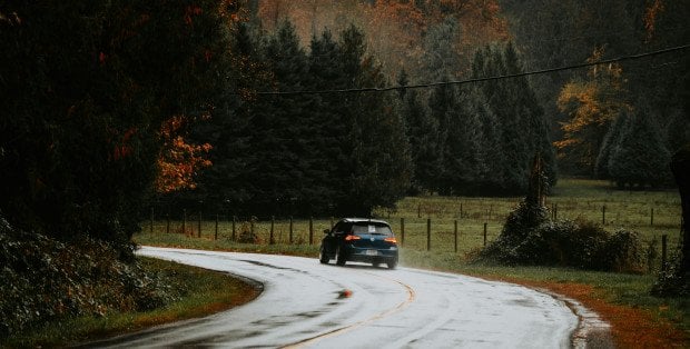 Apel do kierowców. „Pogoda jesienią bywa zdradliwa, auto trzeba przygotować”