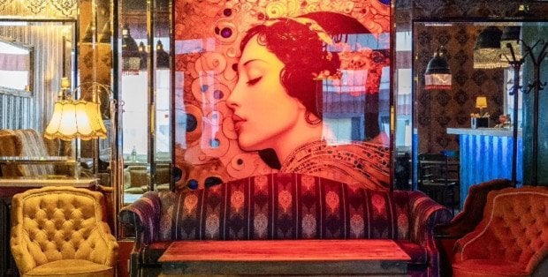 Ksiądz otworzył klubokawiarnię w lokalu po agencji towarzyskiej. Pieniądze zbierze na platformie z treściami erotycznymi