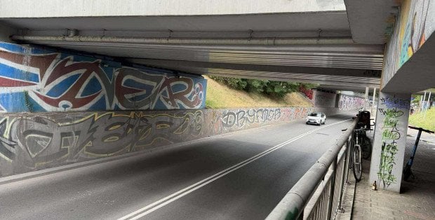 Po ulewach ulica zamienia się w jezioro. Coraz bliżej remontu odwodnienia na Cierlickiej