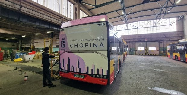 Autobus promujący Konkurs Chopinowski wyjechał na warszawskie ulice