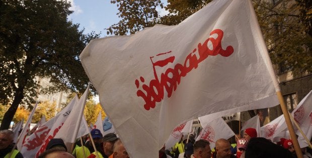 „Protestujemy w obronie miejsc pracy”. Dziś pikieta kolejarzy w stolicy