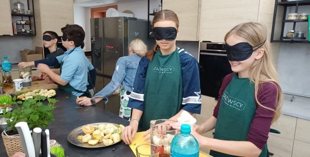 Gotowali „w ciemno”. Akcja Caritasu z okazji Międzynarodowego Dnia Białej Laski