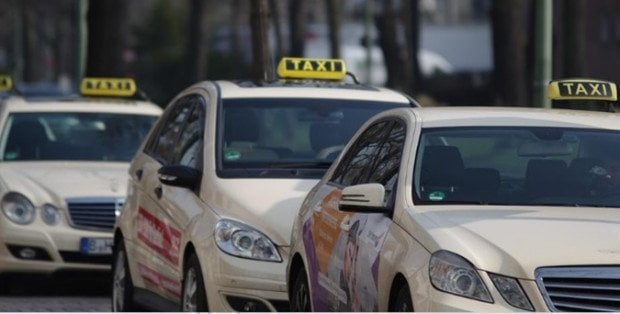 Protest taksówkarzy w Warszawie. Chcą większej kontroli przewozów