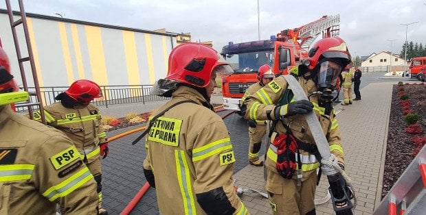 Pożar hotelu koło Góry Kalwarii. Na miejscu niemal 140 strażaków