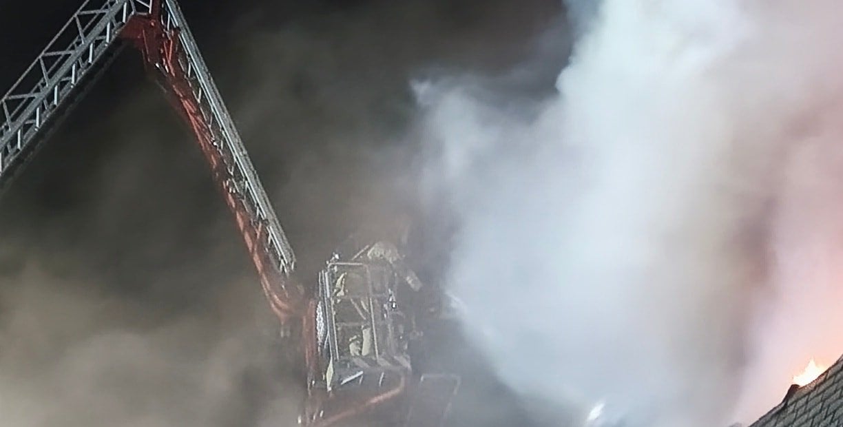 Duży pożar hotelu w Mniszewie. Z ogniem walczy ponad 170 strażaków