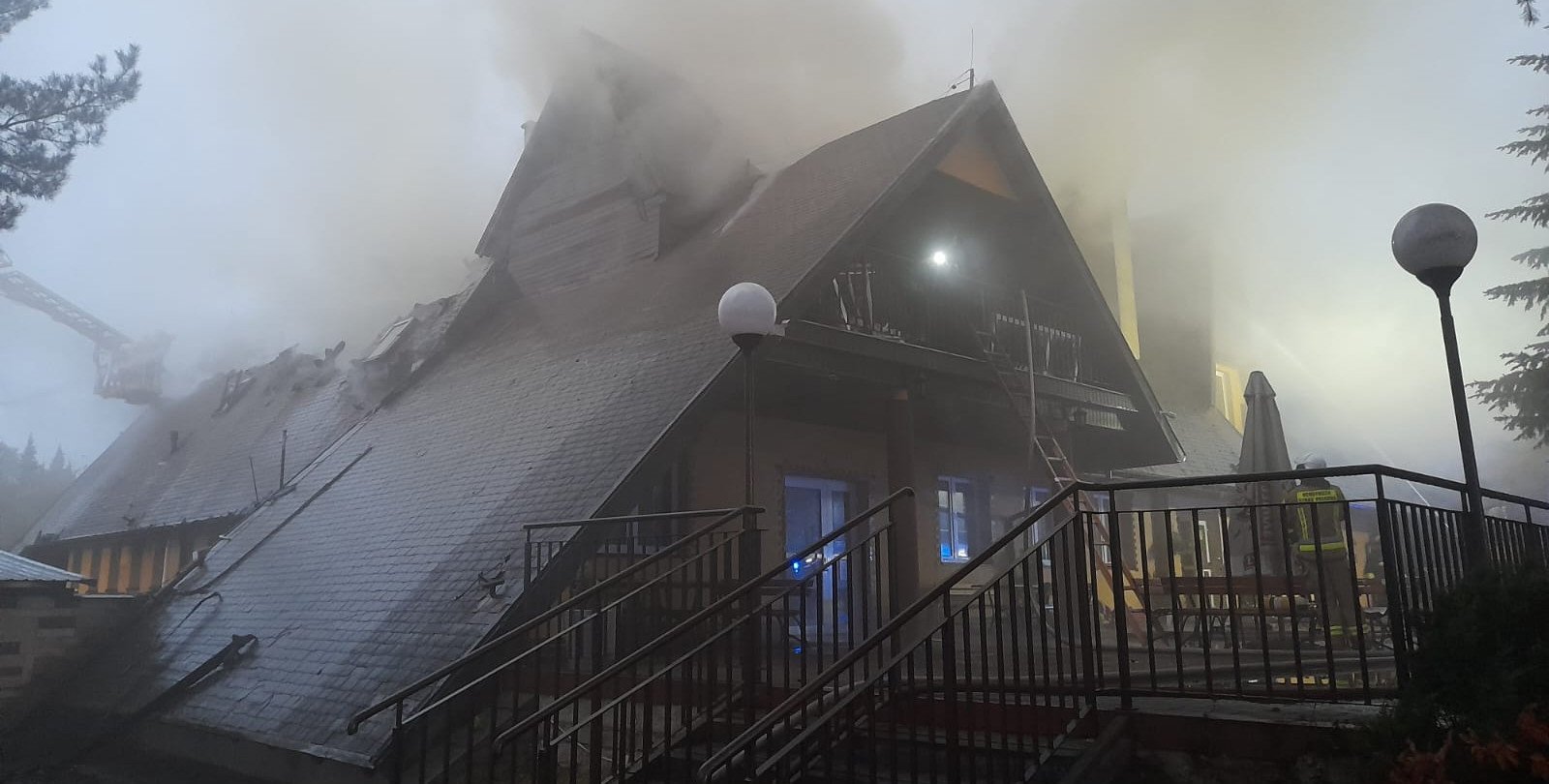Wielki pożar hotelu w Mniszewie. Ósma godzina akcji gaśniczej