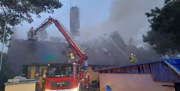 Pożar hotelu w Mniszewie. Strażacy szacują straty i apelują do mieszkańców