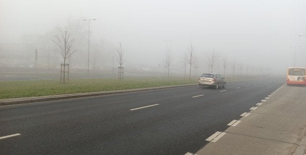 Gęsta mgła na Mazowszu. Kiedy można włączyć światła przeciwmgłowe?