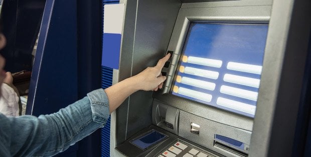 Podejrzani o dokonywanie oszustw na Blika. Zatrzymani przy wypłacie pieniędzy z bankomatu