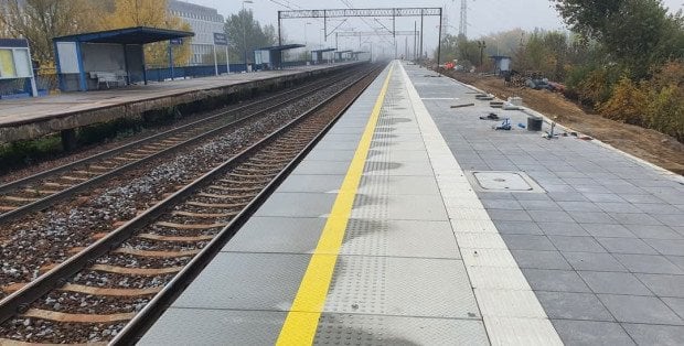 Zmiany na przystanku Warszawa Ursus Północny. Pasażerowie mogą korzystać z peronu nr 2