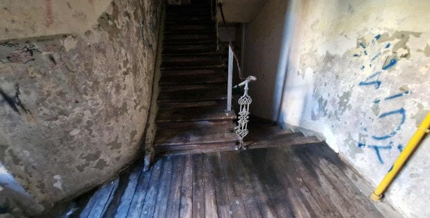 Co było przyczyną pożaru kamienicy na Pradze Północ?