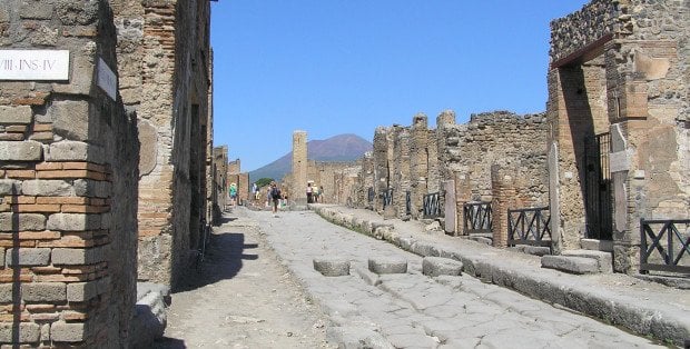 Polski turysta zatrzymany w Pompejach. Jest oskarżony o kradzież kamieni