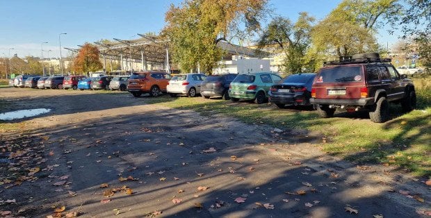 Przy dworcu powstał parking, kierowcy jednak wciąż stają „na dziko”. Chodzi o opłaty